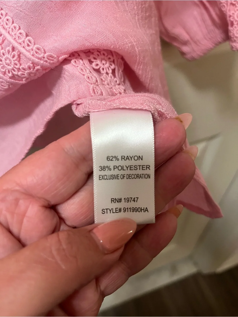 Counterparts Women’s Size XL Pink Peasant Top with Lace Embroidered Detail VNeck - Picture 7 of 8